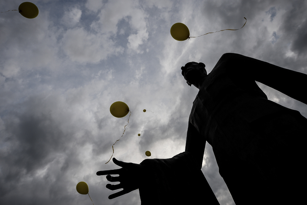 Baloane galbene cu heliu se ridică pe lângă statuia generalului şi politicianului francez Charles de Gaulle, la finalul evenimentului în cadrul căruia a fost comemorat Ionuţ Cosmin Anghel, copilul sfâşiat de câini pe un teren privat cu un an în urmă, în Bucuresti, marţi, 2 septembrie 2014.