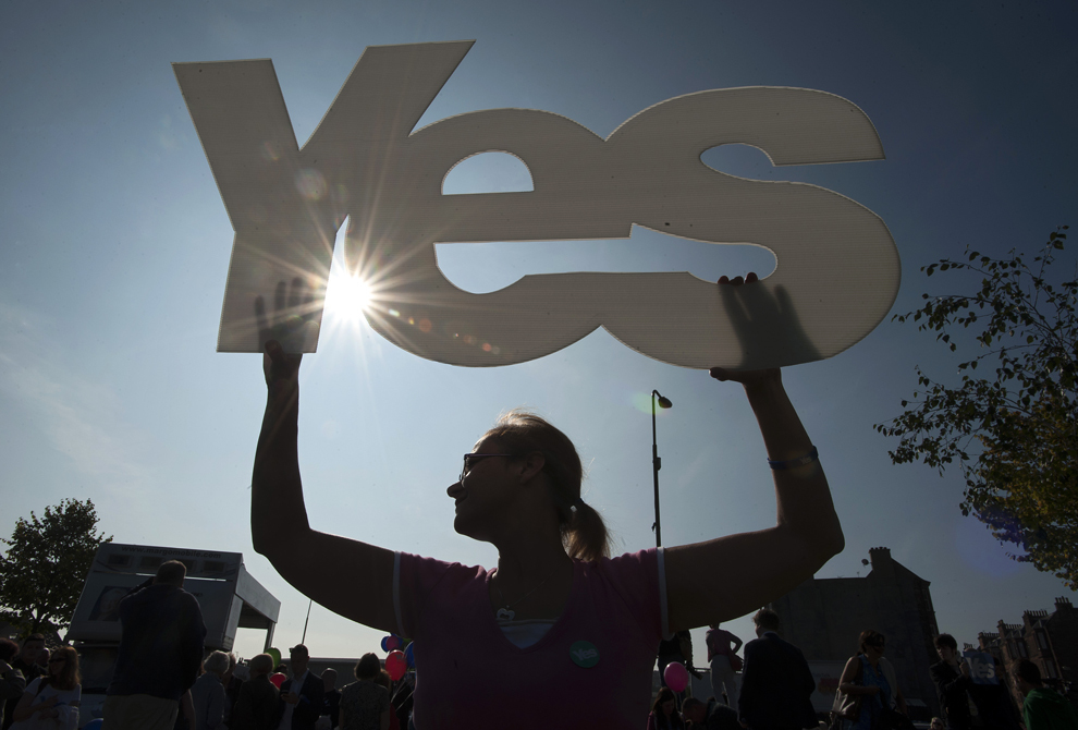 Un suporter al independenţei Scoţiei ţine în mână o pancardă în timpul vizitei primului ministru, Alex Salmond, în Edinburgh, Scoţia, marţi, 10 septembrie 2014.