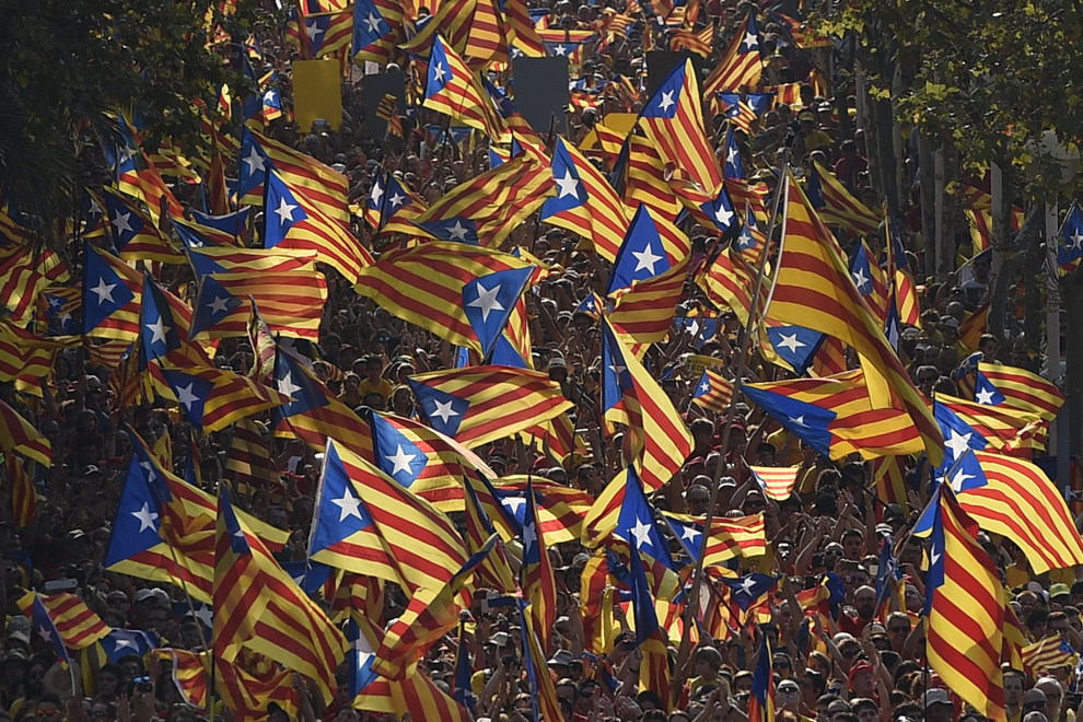 Catalani afişează steaguri ce simbolizează secesiunea, în timpul celebrării zilei naţionale a Cataloniei, în Barcelona, Spania, miercuri, 11 septembrie 2014.
