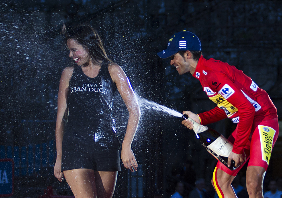 Ciclistul spaniol Alberto Contador stropeşte cu şampanie o animatoare după ce a câştigat cea de-a 69-a ediţie a Turului Spaniei, în Santiago de Compostela, Spania, duminică 14 septembrie 2014.