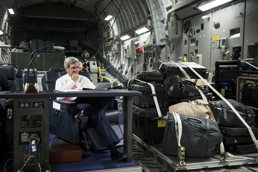 Secretarul de stat american John Kerry citeşte o hârtie în timpul zborului dinspre Iordan spre Irak, miercuri, 10 septembrie 2014.