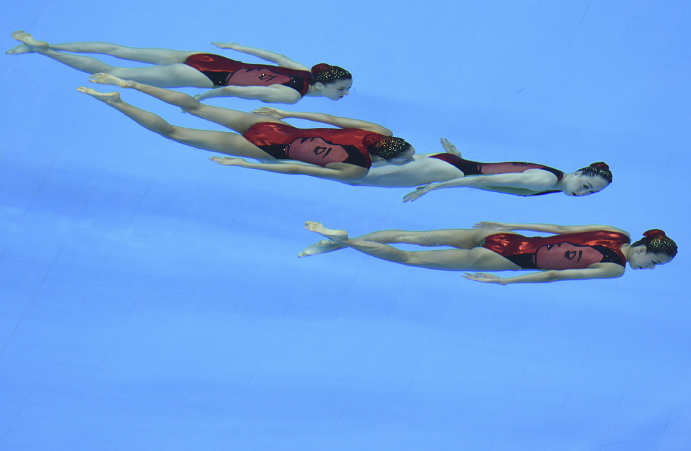 Înotătorii echipei Japoniei evoluează în competiţia de înot sincron,  în timpul Jocurilor Asiatice desfăşurate la centrul acvatic Munhak Park Tae-hwan din Incheon, Coreea de Sud, luni, 22 septembrie 2014.