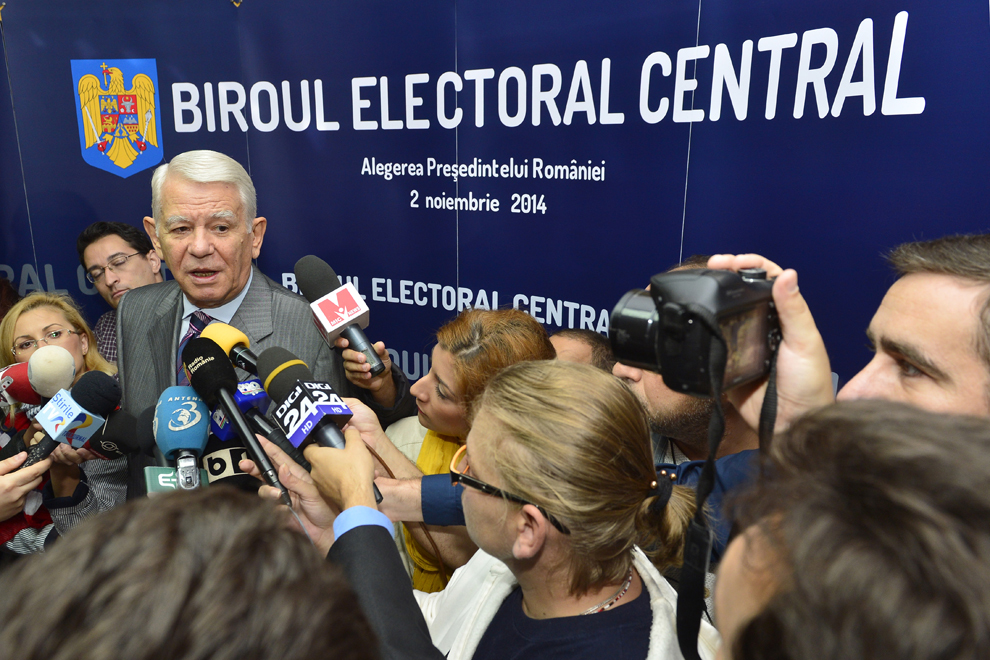 Fostul director al SIE, Teodor Meleşcanu, discută cu jurnaliştii la sediul Biroului Electoral Central (BEC), după ce şi-a depus candidatura la alegerile prezidenţiale, în calitate de independent, în Bucureşti, marţi, 23 septembrie 2014.