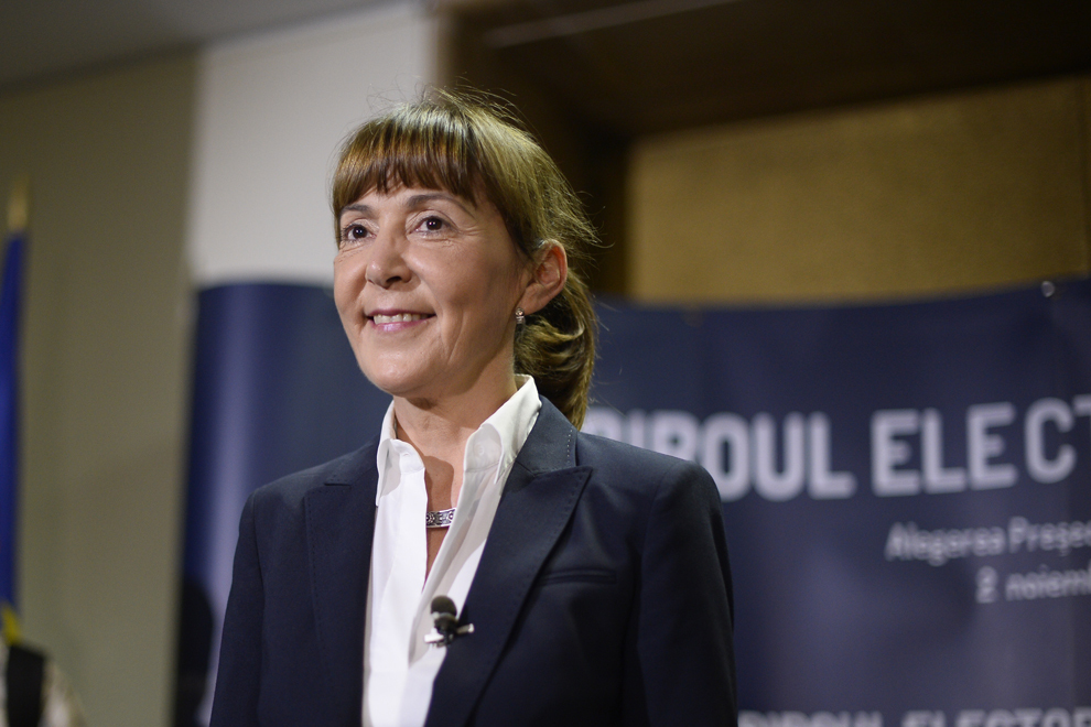 Europarlamentarul Monica Macovei soseşte la Biroul Electoral Central (BEC) pentru a-şi depune dosarul de candidatură pentru funcţia de preşedinte al României, în Bucureşti, duminică, 21 septembrie 2014.