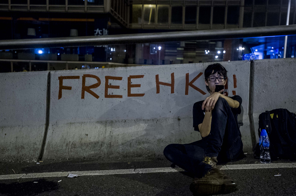 Un protestatar se odihneşte în urma protestelor pro-democraţie din Hong Kong, luni, 29 septembrie 2014.
