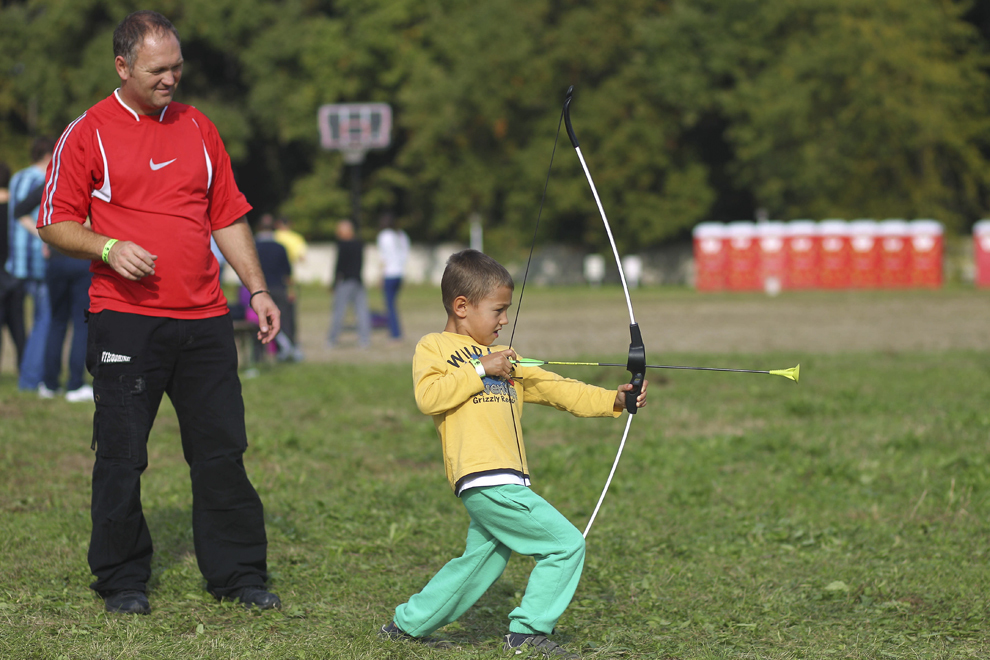 Tineri participă la prima ediţie a festivalului Timland, în Pădurea Verde din Timişoara, duminică, 5 octombrie 2014.