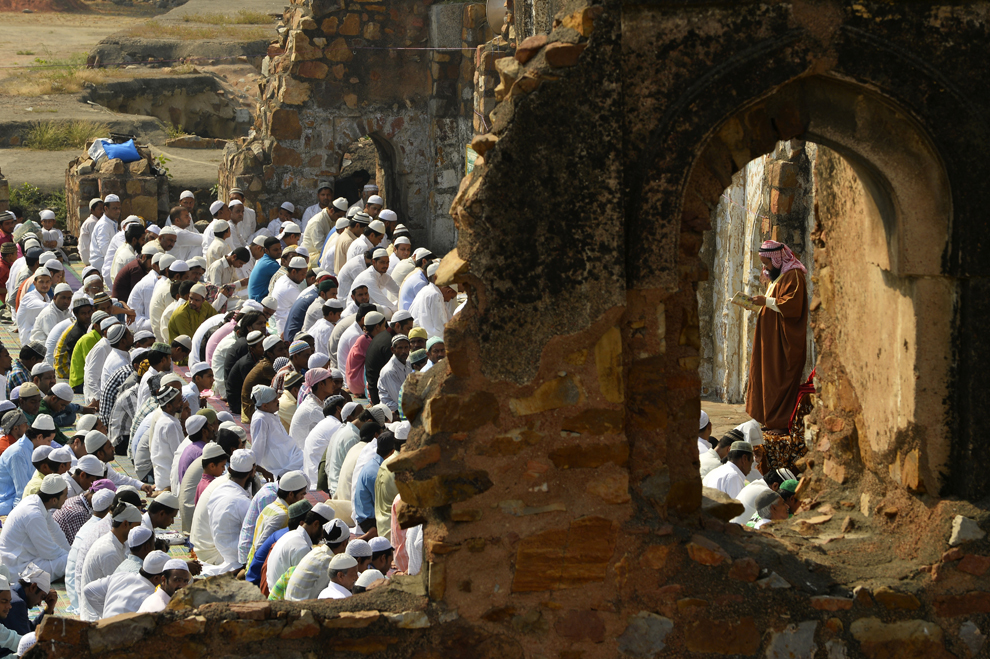 Musulmani indieni se roagă în timpul Eid-al-Adha printre ruinele moscheei Feroz Shah Kotla, în New Delhi, India, luni, 6 octombrie 2014.