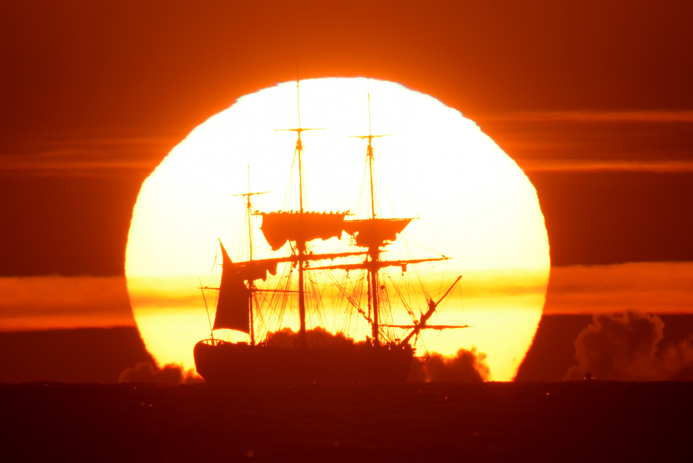 O replică a fregatei Hermione, pe care LaFayette a pornit în 1780 să aducă ajutor insurgenţilor americani, poate fi văzută la apusul soarelui, în timpul testelor de motor, joi, 2 octombrie 2014.