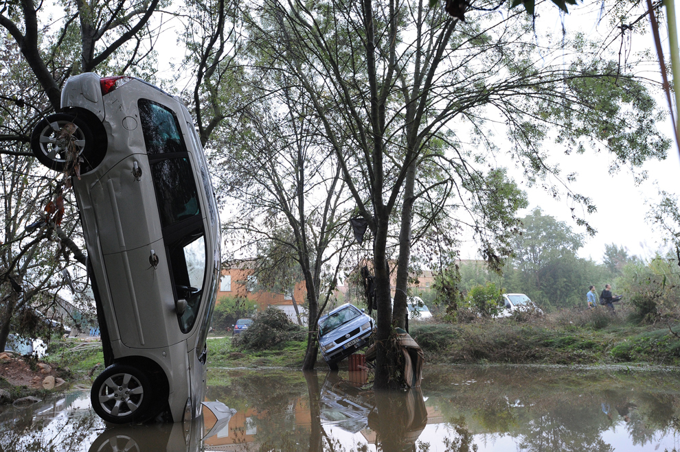 Imagine realizată marţi, 7 octombrie, 2014 în care se pot vedea maşini accidentate în urmă inundaţiilor cauzate de ploi torenţiale în Grabels, Montpellier.