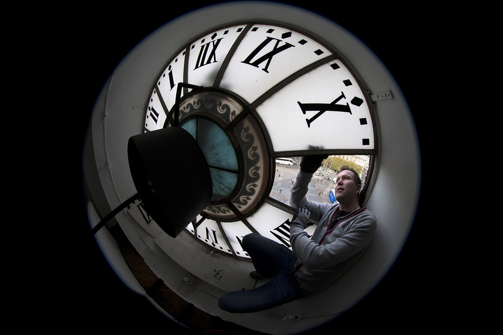 Antoine Walter repară ceasul din secolul 19 din interiorul Primăriei Paris, vineri, 10 octombrie 2014. 