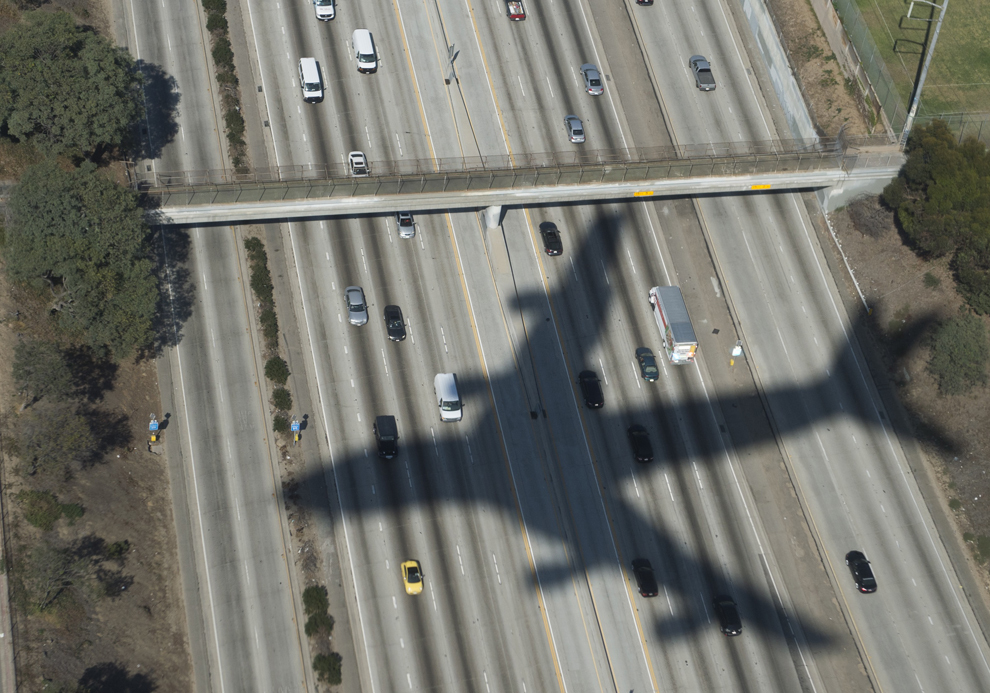 Umbra avionului Air Force One în care se află preşedintele SUA, Barack Obama, poate fi văzută pe o autostrada în apropiere de aeroportul Internaţional din Los Angeles, California, joi, 9 octombrie 2014.