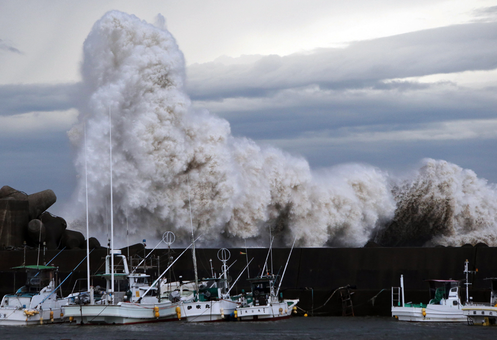 Valuri se sparg într-un port din oraşul Kihou, din prefectura Mie, Japonia, luni, 6 octombrie 2014. 