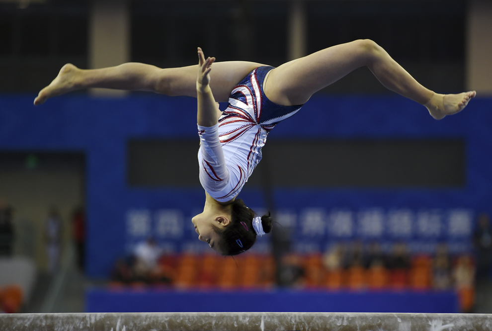 Sud-coreeanca Kim Juran evoluează la bârnă în timpul calificărilor la Campionatul Mondial de Gimnastică, în Nanning, China, luni,  6 octombrie 2014. 