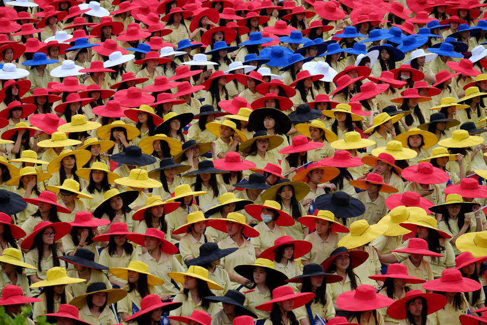 Studenţi poartă pălării colorate în timpul aniversării zilei naţionale, în faţă Palatului Prezidenţial, în Taipei, vineri, 10 octombrie 2014.