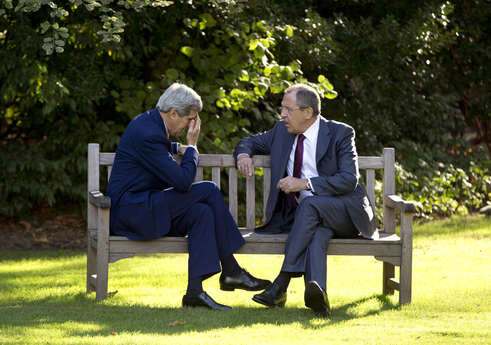 Secretarul american de stat, John Kerry (S) discută cu ministrul de externe al Rusiei, Sergei Lavrov, în Paris, Franţa, marţi, 14 octombrie 2014.