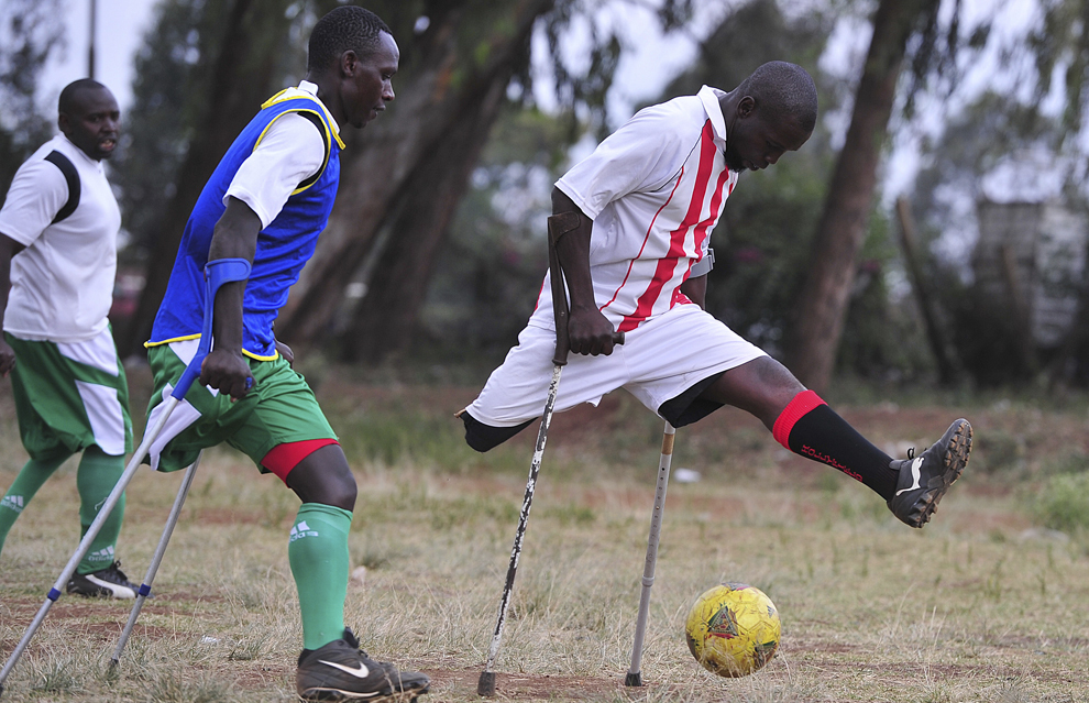 Ibrahim Wafula (D) şi Dedan Ireri (S), jucatori în echipa naţională de fotbal pentru amputaţi a Keniei, se antrenează înaintea celei de-a patra ediţii a Cupei Mondiale de Fotbal pentru Amputaţi, ce va avea loc în Mexic, în Nairobi, Kenia, marţi, 14 octombrie 2014.