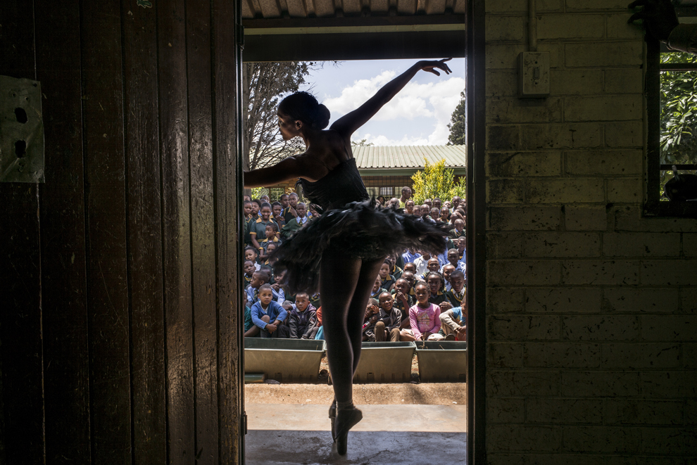 O balerină de la şcoala de balet Joburg Ballet Kitty Phetla, dansează într-o sală de clasă a şcolii primare Nka-Thuto, în Soweto, Johannesburg, Africa de Sud, joi, 16 octombrie 2014. 
