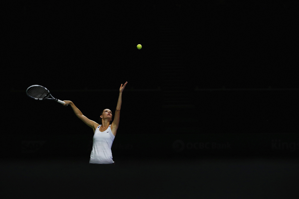 Poloneza Agnieszka Radwanska se antrenează pentru finalele WTA ale Turneului Campioanelor de la Singapore, vineri, 17 octombrie 2014.