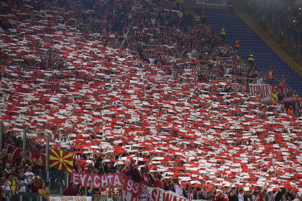 Suporteri ai echipei Bayern Munchen îşi susţin favoriţii înaintea meciului cu AS Roma, contând pentru faza grupelor din Champions League, în Roma, Italia, marţi, 21 octombrie 2014. 