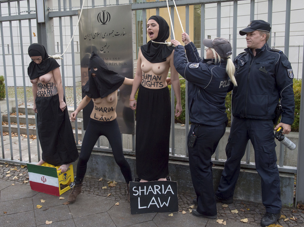 Poliţişti pun capăt unui protest al activistelor FEMEN în faţa ambasadei Iranului din Berlin, luni, 27 octombrie 2014.