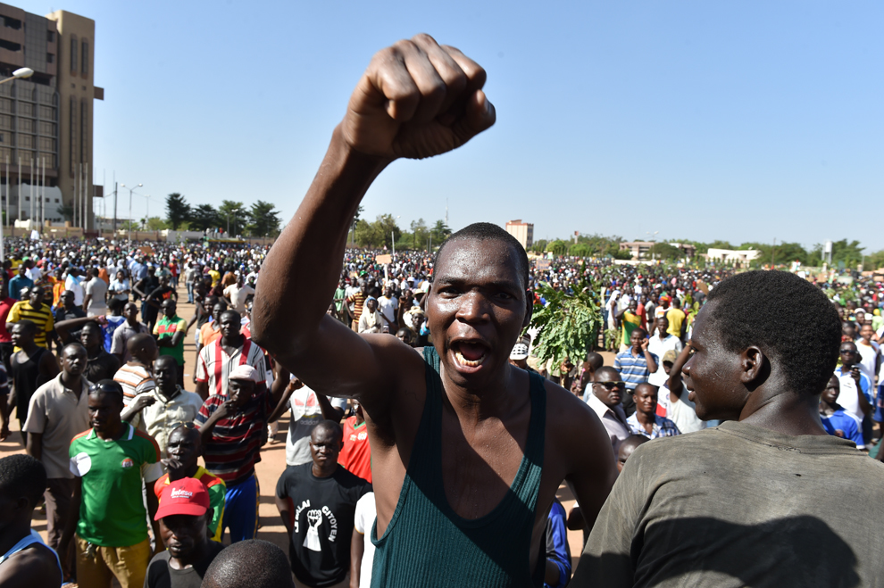 Simpatizanţi ai opoziţiei din Burkina Faso protestează în Ouagadougou,  marţi, 28 octombrie 2014.