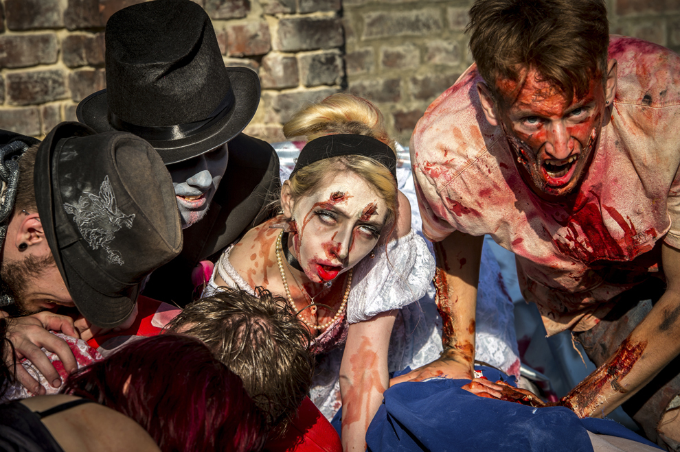 Oameni costumaţi în zombie iau parte la Zombie Walk, în oraşul Lille, nordul Frantei, sâmbătă, 1 octombrie 2014.
