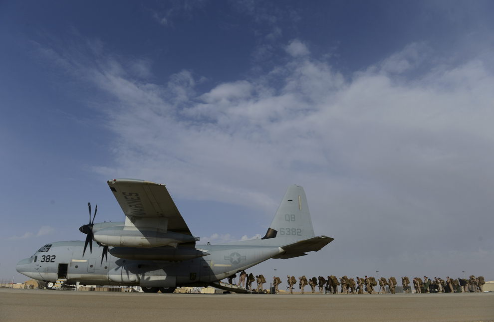 Soldaţi americani urcă la bordul unui avion C-130 Super Hercules în drum spre Kandahar, luni, 27 octombrie 2014.