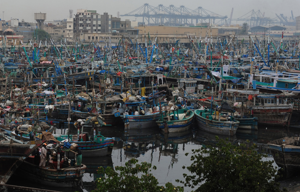 Bărci de pescuit comercial plutesc ancorate în portul Karachi Fish Harbour, pe coasta Mării Arabe, miercuri, 29 octombrie 2014.