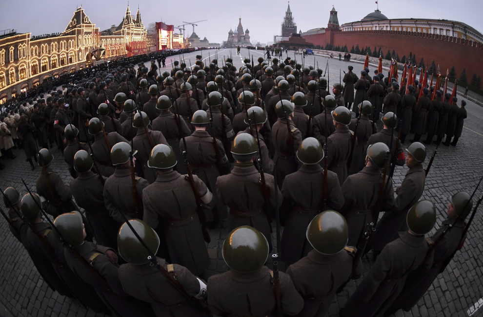 Soldaţi ruşi, îmbrăcaţi în uniformele Armatei Roşii din al doilea război mondial, participă la repetiţii pentru parada militară, în Moscova, Rusia, miercuri, 5 noiembrie 2014.