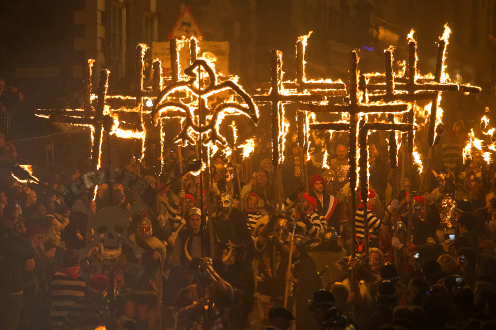 Persoane participă la o paradă pe străzile Lewes din Sussex, în timpul celebrării “Bonfire Night”, miercuri, 5 noiembrie 2014. Celebrările de Bonfire sunt legate de vechiul festival Samhain, noul an Celtic.