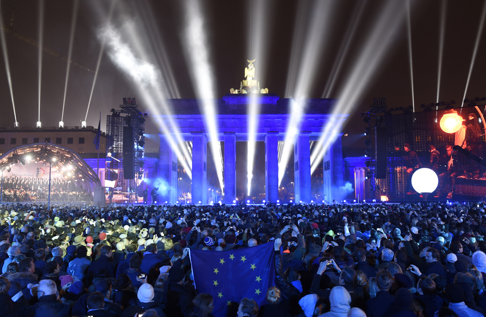 Oameni participă la o petrecere aniversară organizată de guvernul german cu ocazia sărbătoririi a 25 de ani de la căderea zidului Berlinului, în faţa Porţii Brandenburg, duminică, 9 noiembrie 2014.