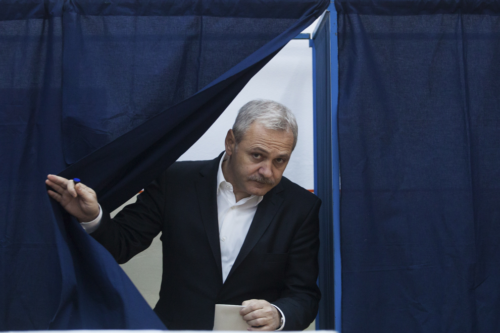 Vicepremierul Liviu Dragnea voteaza in turul al doilea al alegerilor prezidentiale, in Bucuresti, duminica, 16 noiembrie 2014.