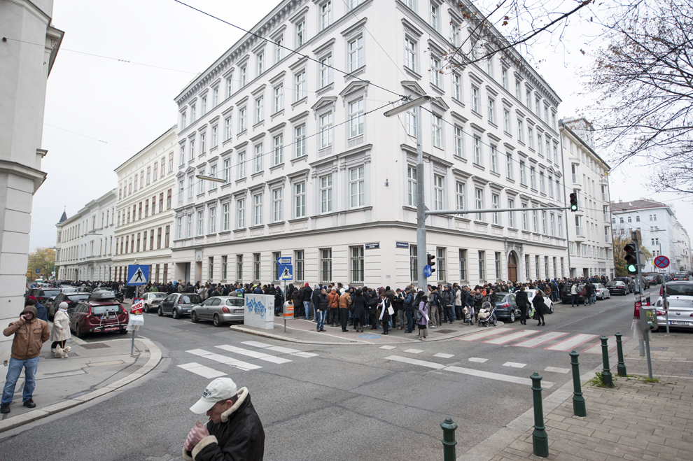 Persoane stau la rand pentru a vota in turul al doilea al alegerilor prezidentiale, in Viena, duminica, 16 noiembrie 2014.