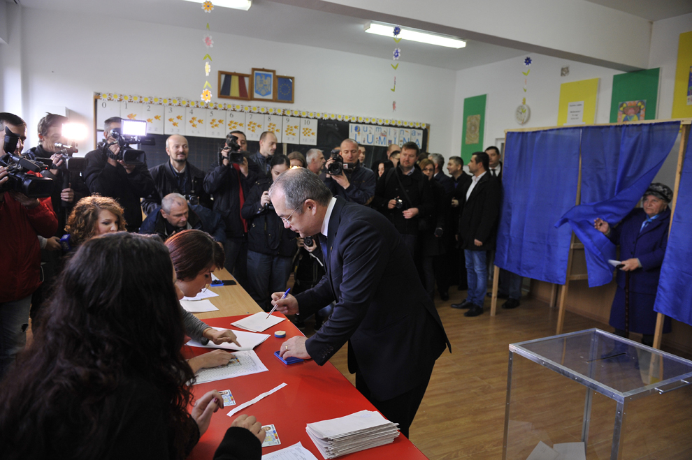 Primarul municipiului Cluj-Napoca, Emil Boc, voteaza in turul al doilea al alegerilor prezidentiale, in Cluj-Napoca, duminica, 16 noiembrie 2014.