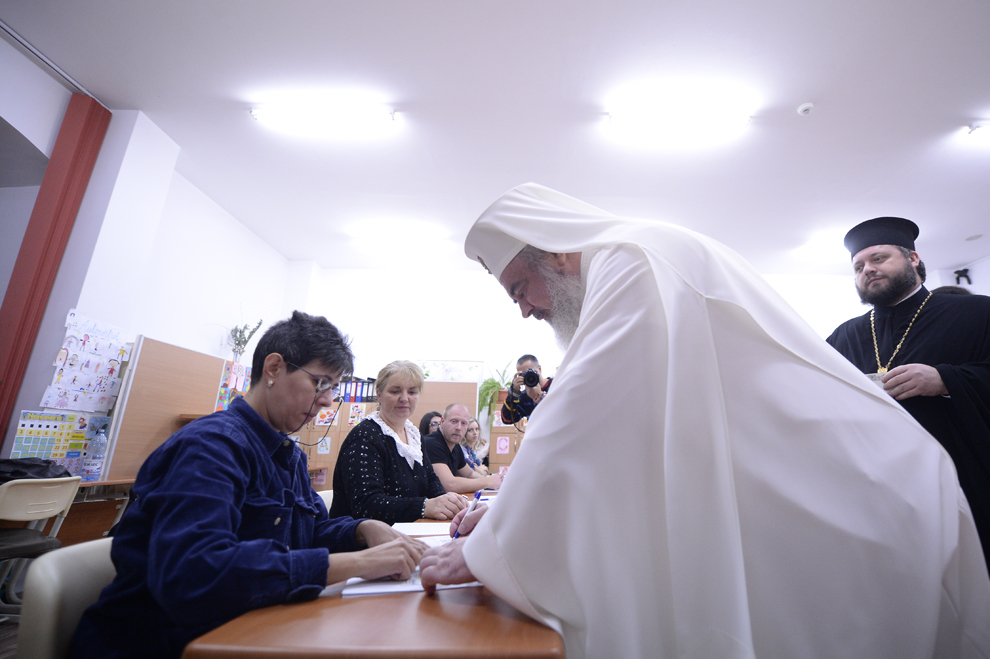Preafericitului Parinte Daniel, Patriarh al Bisericii Ortodoxe Române, voteaza in turul al doilea al alegerilor prezidentiale, in Bucuresti, duminica, 16 noiembrie 2014.