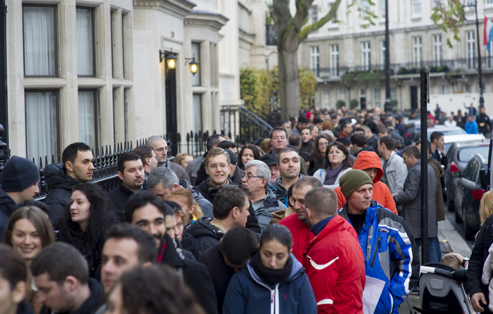 Cetateni romani voteaza la ICR Londra in turul al doilea al alegerilor prezidentiale, duminica, 16 noiembrie 2014. La ora 8 dimineata, coada la sectia de votare era de peste 1000 de oameni.