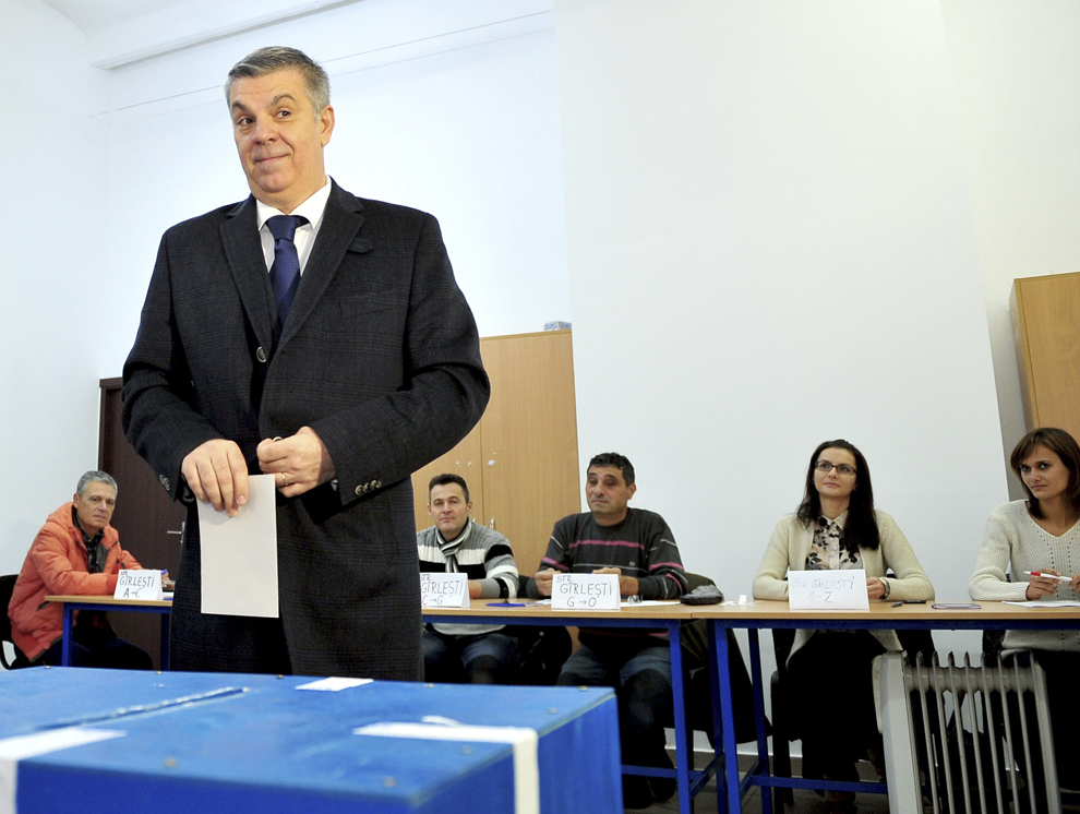 Valeriu Zgonea voteaza in turul al doilea al alegerilor prezidentiale, la sectia Punct Termic 2 Craiova, duminica, 16 noiembrie 2014.