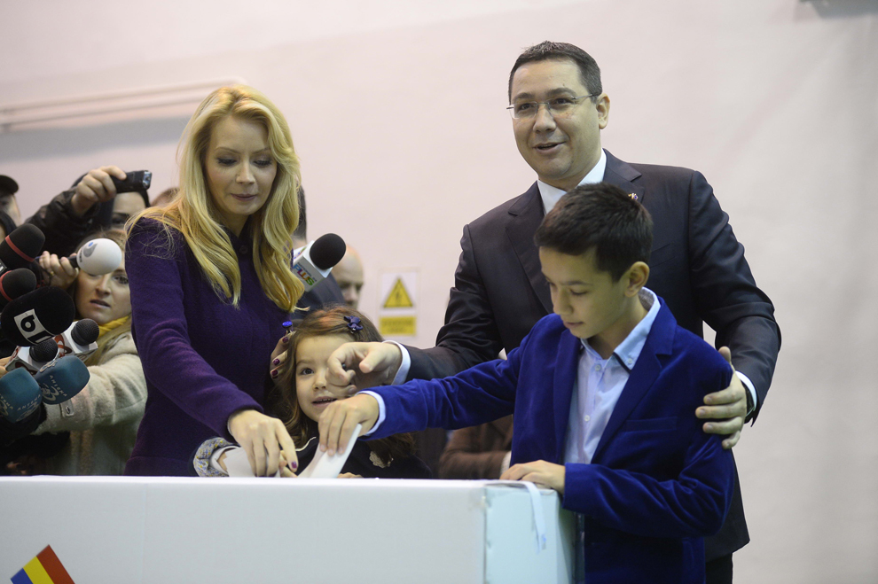 Candidatul PSD-UNPR-PC la Presedintie, Victor Ponta, insotit de sotia sa, Daciana Sarbu, si cei doi copii voteaza in turul al doilea al alegerilor prezidentiale, la sectia de votare de la Scoala "Pia Bratianu", in Bucuresti, duminica, 16 noiembrie 2014.