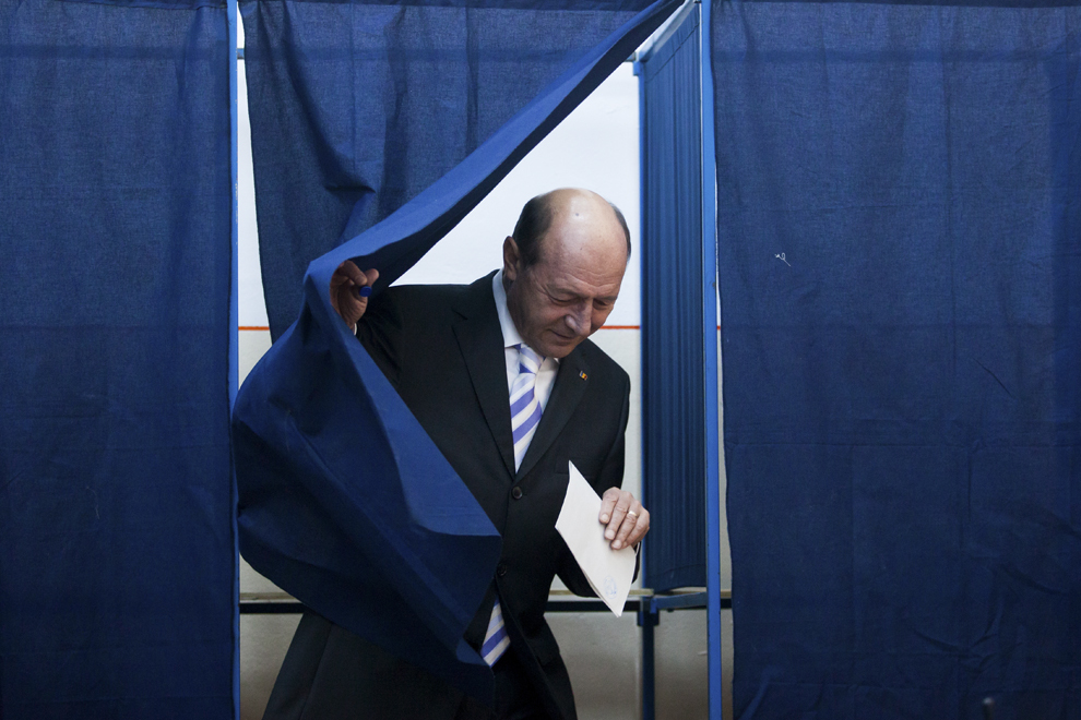 Presedintele Romaniei, Traian Basescu, alaturi de sotia sa, Maria, voteaza in turul al doilea al alegerilor prezidentiale, in Bucuresti, duminica, 16 noiembrie 2014.