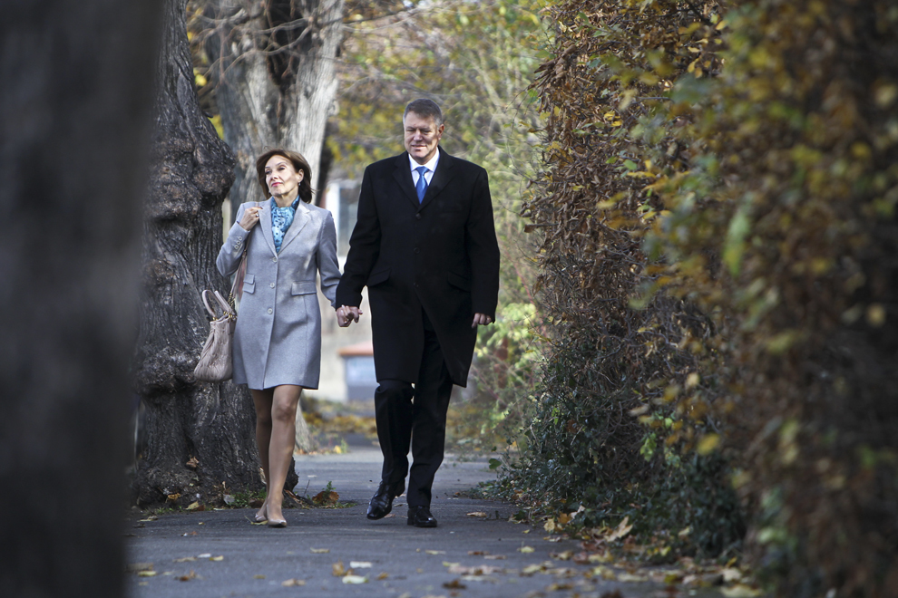 Candidatul ACL la Presedintie, Klaus Iohannis, impreuna cu sotia sa, Carmen, sosesc la sectia de votare pentru a vota in turul al doilea al alegerilor prezidentiale, in Sibiu, duminica, 16 noiembrie 2014.