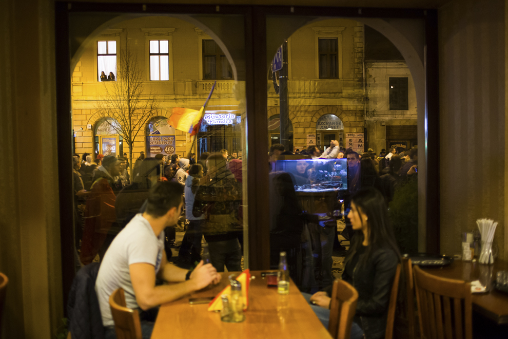 Persoane se bucură, după anunţarea rezultatelor exit-poll-urilor, în Sibiu, duminică, 16 noiembrie 2014.