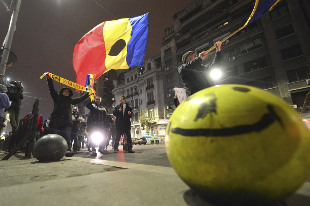 Persoane manifestează, în timpul celui de al doilea tur al alegerilor prezidenţiale, în Piaţa Romană din Bucureşti, duminică, 16 noiembrie 2014.