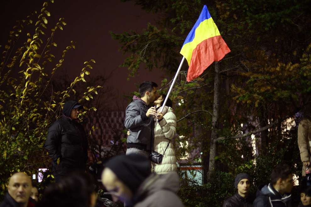 Două persoane se sărută în timpul mitingului din Piaţa Universităţii, după anunţarea rezultatelor exit-poll-urilor la alegerile prezidenţiale, în Bucureşti, duminică, 16 noiembrie 2014.
