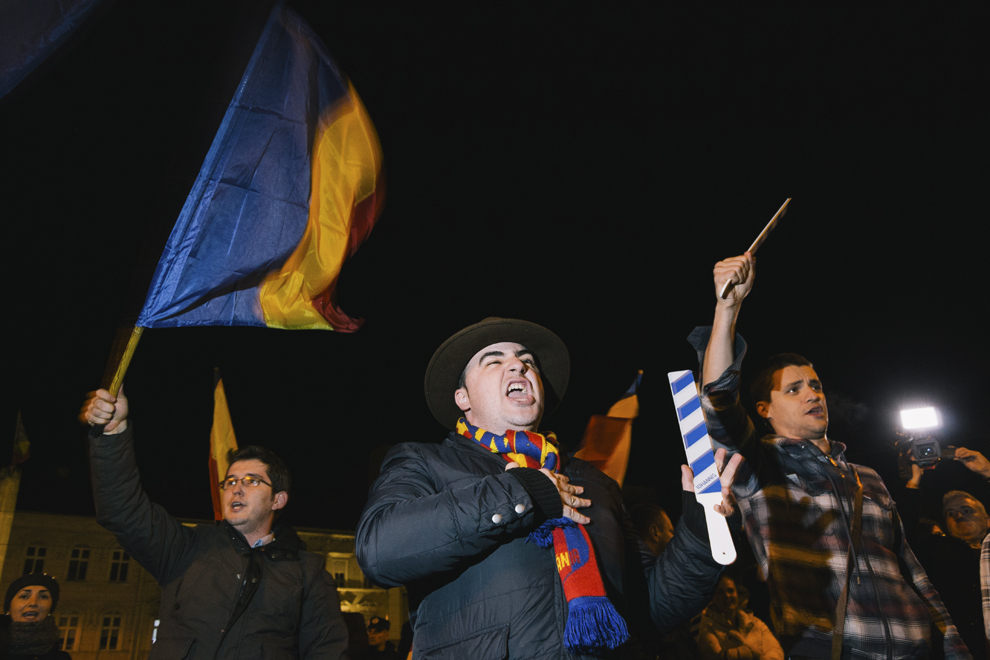 Persoane participă la un miting, după anunţarea rezultatelor exit-poll-urilor la alegerile prezidenţiale, în Arad, duminică, 16 noiembrie 2014.