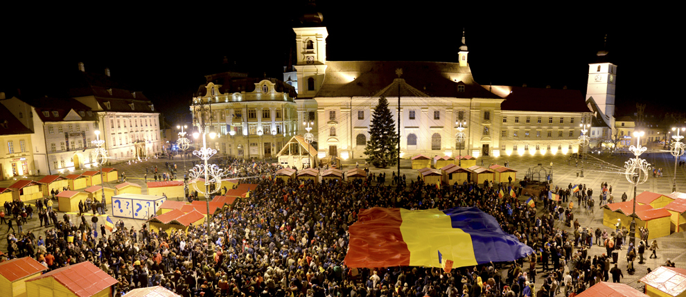 Persoane participă la un miting, după anunţarea rezultatelor exit-poll-urilor la alegerile prezidenţiale, în Sibiu, duminică, 16 noiembrie 2014.
