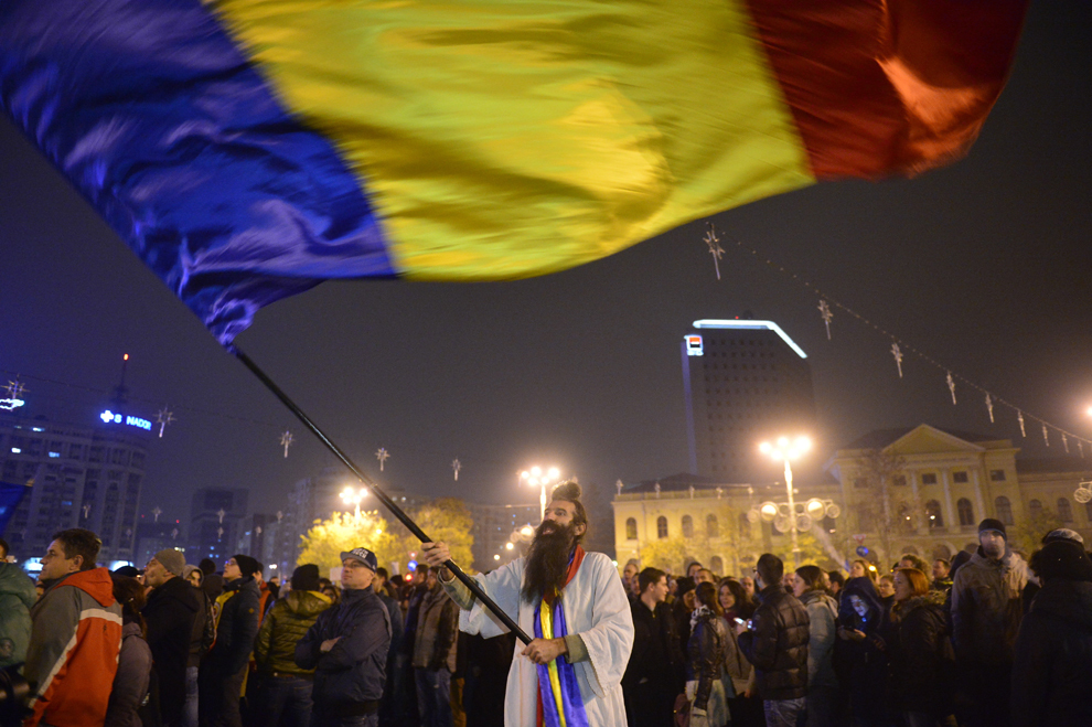 Persoane participă la un miting, după anunţarea rezultatelor exit-poll-urilor la alegerile prezidenţiale, în Bucureşti, duminică, 16 noiembrie 2014.