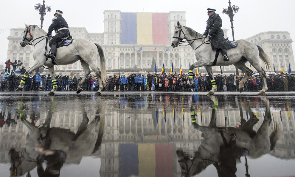 Cadre militare defilează în timpul paradei militare organizate cu ocazia Zilei Naţionale a României, în Piaţa Constituţiei din Bucureşti, luni, 1 decembrie 2014.