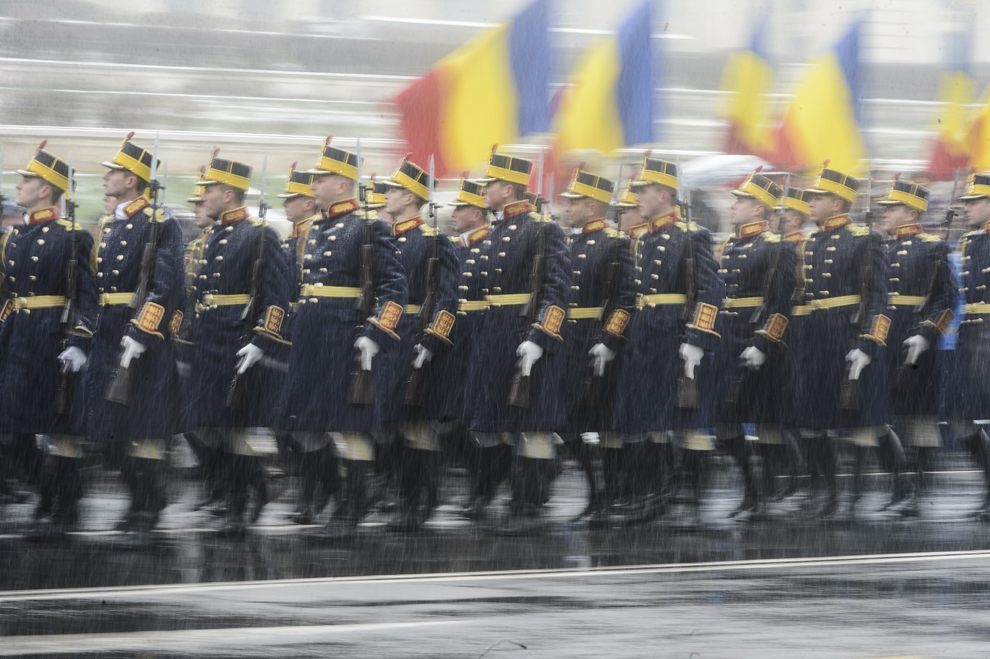 Cadre militare defilează în timpul paradei militare organizate cu ocazia Zilei Naţionale a României, în Piaţa Constituţiei din Bucureşti, luni, 1 decembrie 2014.