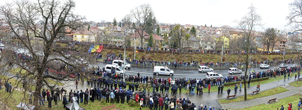 FOTOGRAFIE PANORAMICĂ
Militari defilează în cadrul paradei organizate cu ocazia Zilei Naţionale a României, la Sibiu, luni, 1 decembrie 2014.
