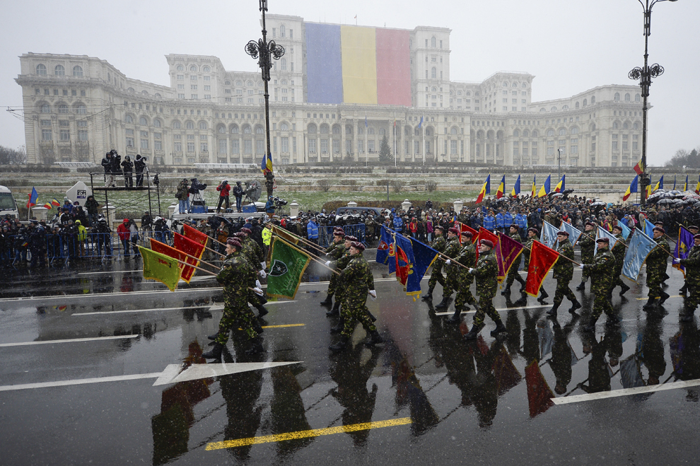 Militari defilează cu prilejul paradei organizate cu ocazia Zilei Naţionale a României, în Piaţa Constituţiei din Capitală, luni, 1 decembrie 2014.
